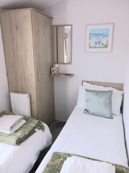 Sea Breeze, Modern, Cosy Holiday home *